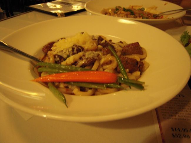 これはまんまとだまされたメニュー。<br />牛フィレステーキうどん付き。<br />こう書いてあって、このような料理が出てくるとは<br />誰も想像しないのではないのでしょうか。<br />これはどうみてもうどん付きではなく<br />うどんがメインです(−−〆)<br />けっこう値段高かったしーーっ　ブーーーッ