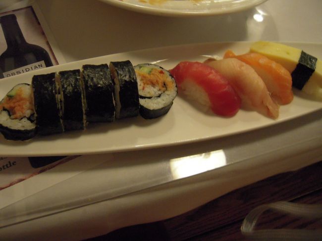 スシバーということで寿司も注文。<br />やはり日本のほうが美味しいです。<br />以上4品とビール1杯で、約80ドル。<br />味を考えると高いですね。