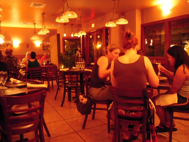 こちらもクイーンズマーケットプレイス内にあるタイ料理のお店。チャーリーズタイキュイジーヌ。<br />店内に日本人観光客はいませんでした。