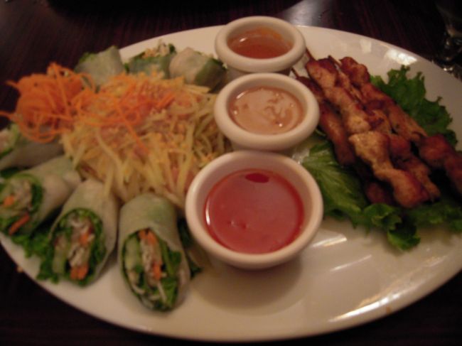 コンビネーション皿２０ドル<br />生春巻き、サテ、パパイヤサラダが乗ってます。<br />本当はライスもプレート内に入るようですが、忘れられたのか、わざとなのかわかりませんが入ってませんでした。<br />味はなかなか美味しかったです。