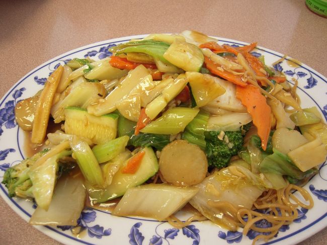 こちらはハワイに来て食べたものの中で一番美味しいと感じた野菜焼きそばです。<br />コナコーストショッピングセンターにある中華料理やさんで食べたものです。<br />中国人の方が作っているので日本人には馴染みのある味です。<br />野菜タップリすごいボリュームです。<br />私は食べきれませんでした。これで8ドルくらいだったかな。<br />ハワイで甘ったるいものや小麦粉系のものばかりを入れていた胃袋には、このしょっぱい醤油系の味がとっても美味しく感じました。滞在期間が長くあまり野菜がとれてないなと感じた時はお勧めのお店です！