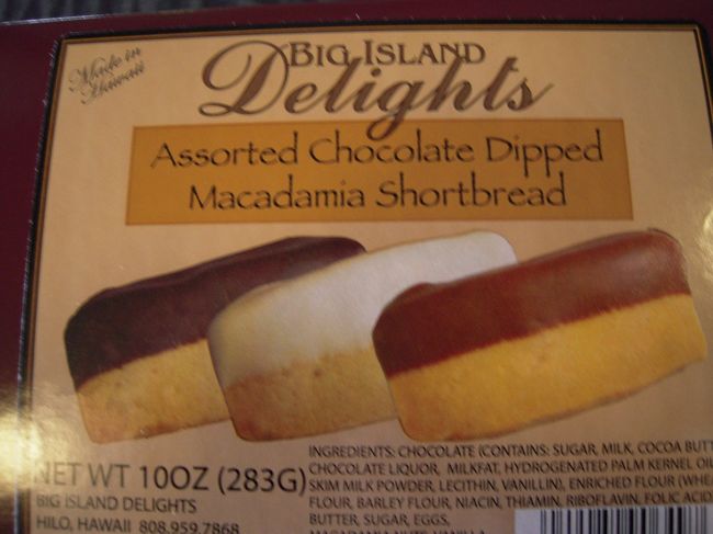 これは美味しいと有名なビックアイランドキャンディーのバッタもんです(^O^)<br />本物はチョコレートが斜めに掛かっています。<br />キャンディーのほうはヒロまで行かないと買えないということで、日数がない私達は断念。<br />地元在住の人に聞くと、本物と味はそう変わらないよと言うことだったので買ってみました。<br />本物を食べてないのでわかりませんが普通に美味しかったです。<br />こちらは空港やスーパーで容易に手に入りますが、<br />本物を求めている人は間違えないよう気を付けてください。