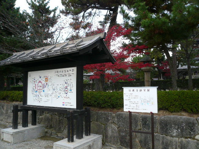 境内の配置図ですが、バックを入れたかったようで少し遠いですね(^^ゞあちらこちらで運転手兼ガイドさんがお客さんにイロイロ説明しておりますので、アバンティ(JFM系列の番組)並に聞き耳を立てております(笑)<br /><br />この時点では、なぜかガイドさんが皆懐中電灯みたいなのを持っているのが不思議だったんですが......コレは必需品です!!ちっこいマグライトを持っていけばよかったなぁと後悔しました。もし法隆寺に行かれる際はお持ちになられるとなお楽しめると思います。但し時間がかなり掛かるようになりますが（*^_^*）