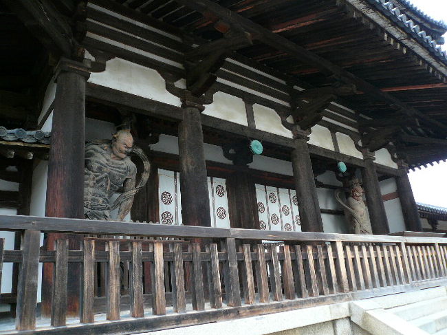 左右に立つ金剛力士像は、日本に残っている最古のものだそうです。現在はこの門は使用されずに、横手に回ってお金を払った後に中へ入ります。