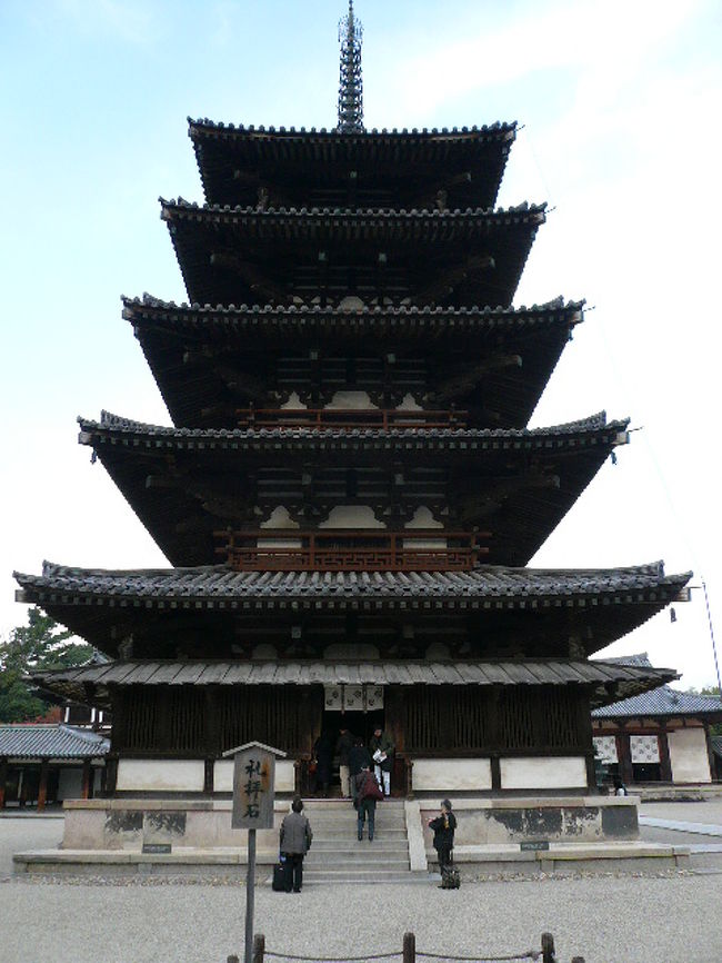 まずは五重塔です。工法等はこちら(http://www.1101.com/life/index.html)に詳しく載っておりすごく感心しました。あらかじめこの手の知識を入れて見たら、見方が全然変わりますね。やっとこの頃(歳)になってハード(工法等)とソフト(宗教等)の両方で寺院巡りが少しだけ楽しめるようになってきたかな？と思っております（*^_^*）全然まだまだですが..........