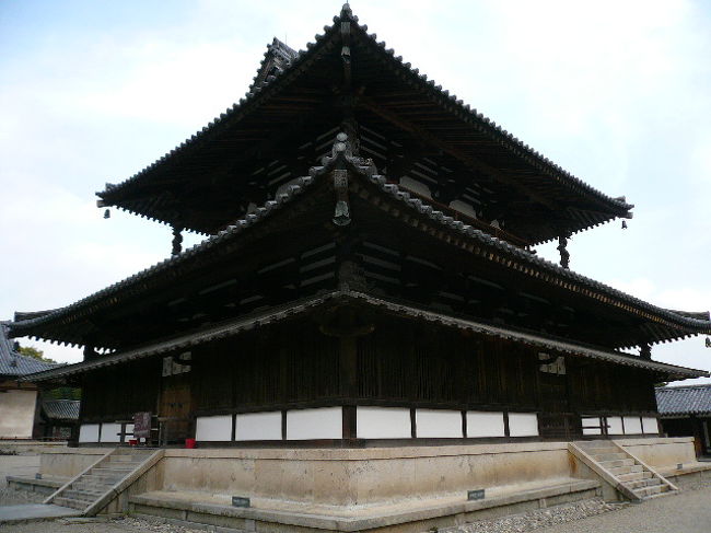 金堂です。もちろんコチラも国宝で飛鳥時代だそうです。シロート目にも四天王寺さんになんとなく似てるはずです。