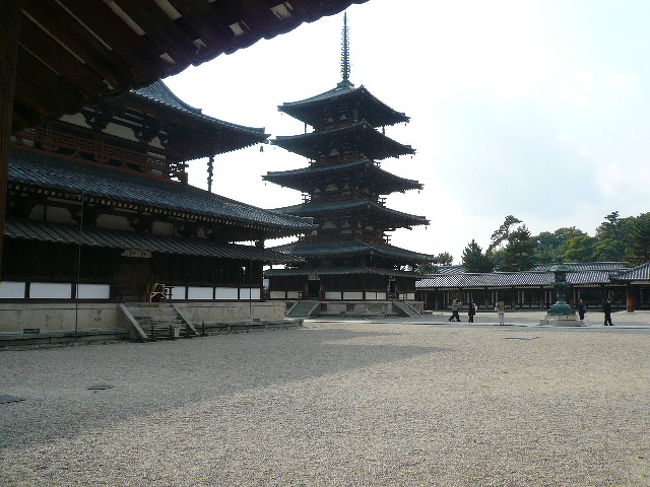 回廊からの五重塔を眺めます。この回廊にも飛鳥時代と平安時代との差があるのに驚きます。ちなみに鐘は年中行事以外には撞かれていませんとの事でした。<br /><br />この後は大宝蔵院に進みます。お宝モノは写真厳禁なので写真は撮れません。このお宝見学時に先程の懐中電灯が役に立つんです！！というよりもなかったら暗くてよく見えません(T_T)<br /><br />で、その後は夢殿へ。