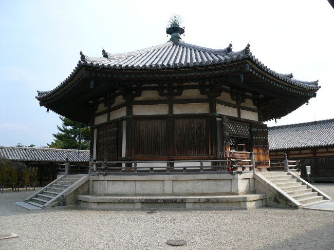 夢殿です。外観なのか?内部の仏さまのせいなのか?なんとなく独特な感じがするお堂です。もちろん国宝です。