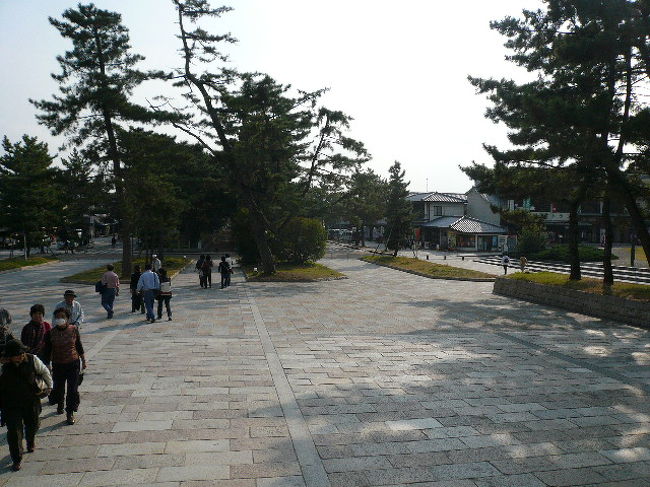 予定時間をダイブ過ぎて法隆寺見学終了です。コチラは門を出てすぐに様子です。