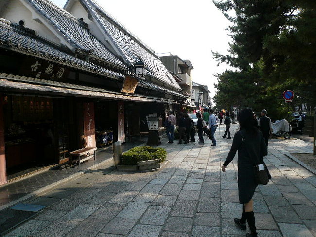 少しだけお土産屋さんや飲食店が並んでおります。帰りにちゃんとお土産を買ってクルマを出しました。平日なので誰も駐車場管理してないので、そのまま買い物もせずに出ようとすれば問題なく出れそうですが(笑)