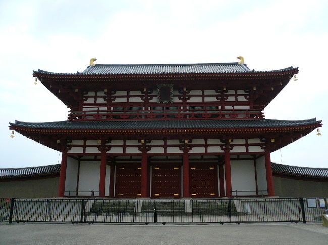 予定では、薬師寺&amp;唐招提寺も回って世界遺産巡りポイント(笑)を上げようとしてましたが、法隆寺が思いの外時間を取ってしまったので薬師寺&amp;唐招提寺は外からだけでスル〜しました.......<br /><br />そうこうしてる間に朱雀門に到着！！