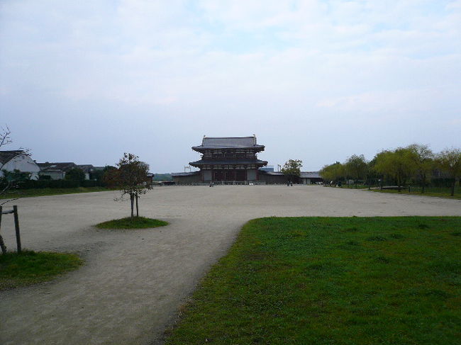 間違えてバス用の未舗装駐車場に止めてしまいました(笑)。本当は左手の工場沿いを進むとホンモノの駐車場があるそうです。どうみても工場に入っていきそうに感じますが。