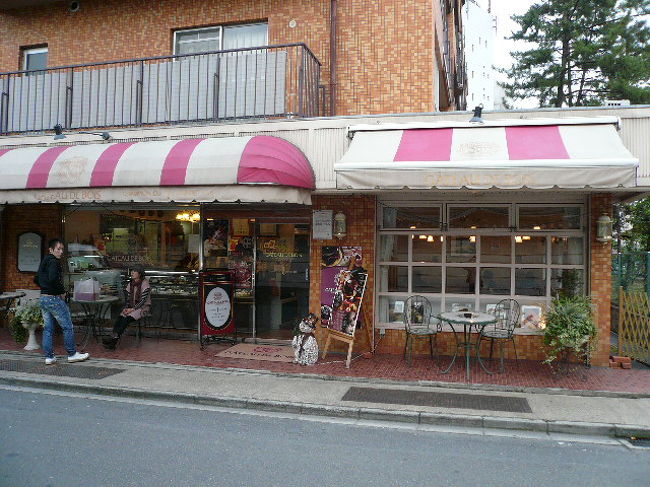 調査の時間がありしかも道すがらにあるお店(駐車場アリ)で、といつもお世話になる「食べログ」をぼぅ〜と見てると条件に合う評判のいいケーキ屋さんを発見！！<br /><br />コチラの「ガトー・ド・ボワ」です。思っていたよりこじんまりとしたお店でした。電話で問い合わせて来る新規のお客さん(私含む)も多そうで、店員さんが何度も店の前に出てはりました。