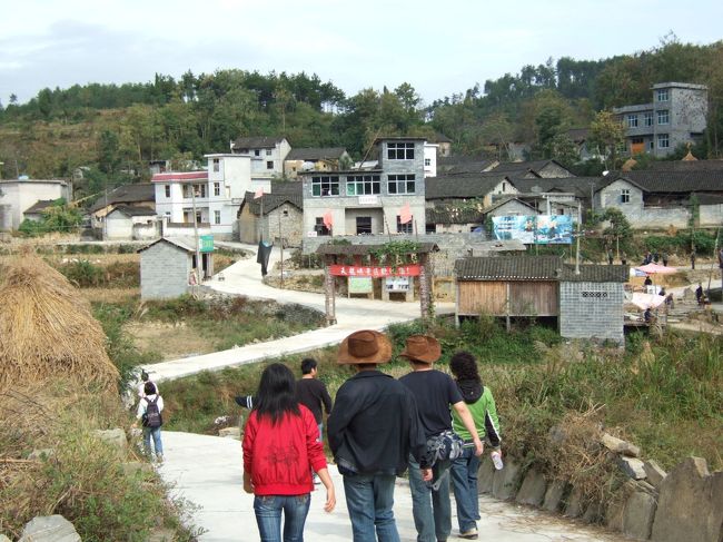 赤い服がガイドさん。良い空気。
