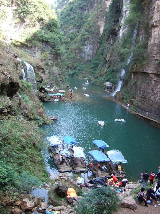 バスでの待ち時間、勝手に近くの畑を掘って玉葱をかじる中国人。おっさんだけではなく、都会風の小姐まで同じことをするのだからまったく・・・<br /><br />次は古妖潭。2人乗りボートに乗って遊ぶ。