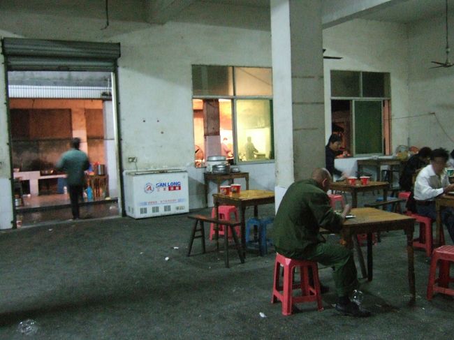 懐化から深圳へ帰るバスの食事。ヴェトナムで腹壊した上に連日のような長距離移動、そして昨日のトレッキングで体力を消耗し風邪を引いてしまった。コンクリートに溝があるだけの便所で小便をし、凄い剣幕で怒鳴り散らす女性にお金を払って食券を買い、薄暗い部屋でベチャベチャの飯をかき込む。早く深圳に戻りたい。とにかく戻りさえすれば・・・