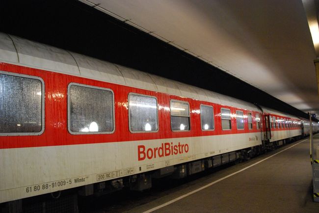 最後尾2両がCITY NIGHT LINE。その前に、BISTORO。食堂車が連結されていました。