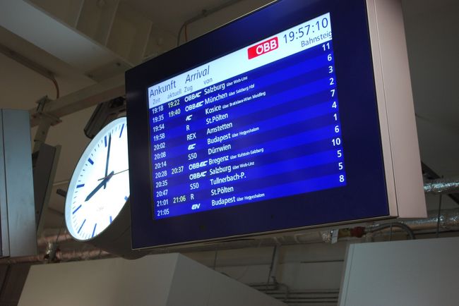 到着の電光掲示板。<br />アムステルダムやブダペストなど、ヨーロッパ中からウィーンに鉄道が乗り入れていますね。