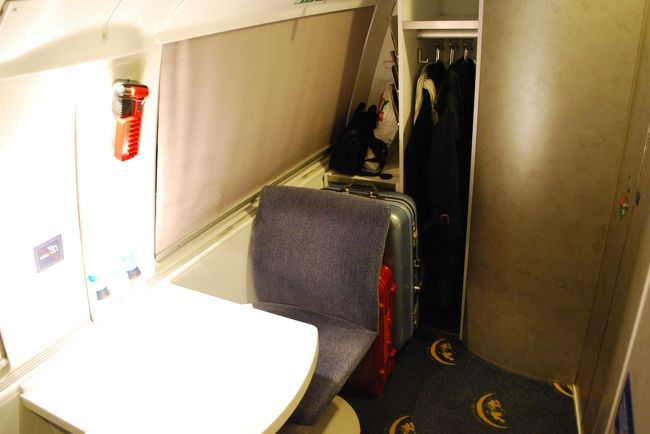 ベッドから撮りました。<br />コートなどかけるハンガー、荷物を置くスペースも小さいながらちゃんとあります。そして、2階建て列車の2階席というデラックス個室は窓も贅沢に配置されています。