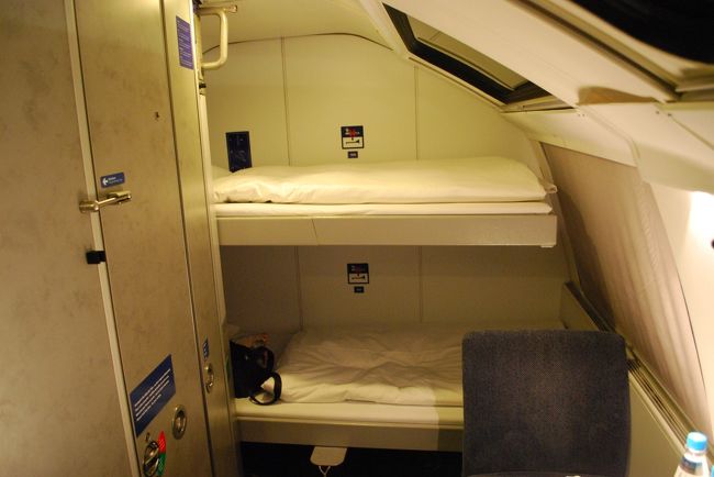 ベッドは広めのシングルサイズ、さすがヨーロッパ。<br />羽毛布団が既にセットされております★<br /><br />そして、この窓！<br />2階建ての2階で、ちょうど屋根の部分にまどがあるので、部屋の電気を消すと、満点の星空が見えるのです！！