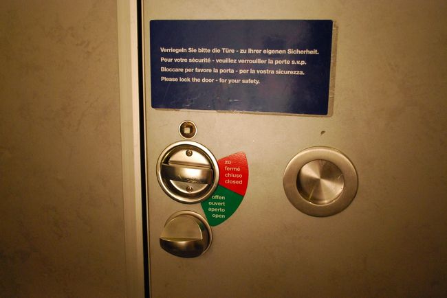 部屋のドアは、内側からロックできます。お部屋の案内をしてくださったときにバトラーが説明してくれました。<br />まずは下の取っ手をまわして、上のとってをガシっと回すと、上の取っ手が緑から赤いラインへといきますのでロック完了です！