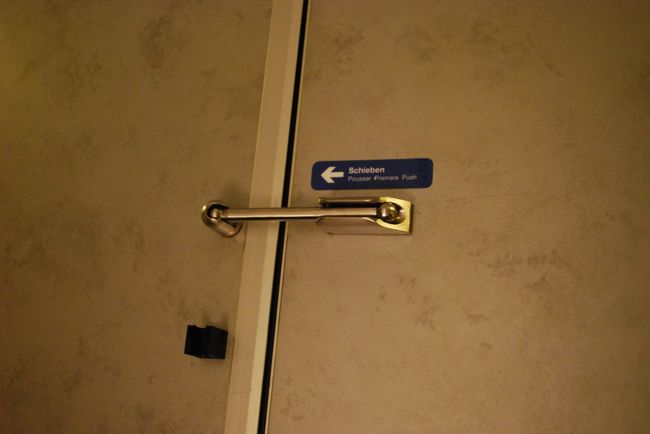 ドアノブのロックだけでなく、もう一つロックもありました。<br />さすが夜眠る空間だけあって、安心構造です！