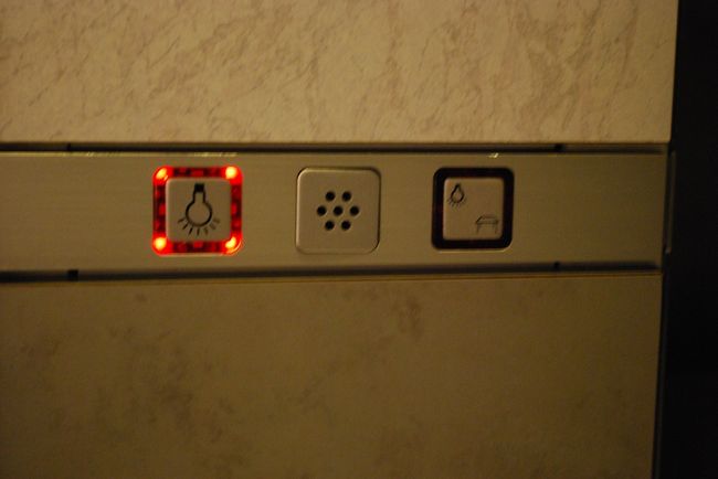 お部屋の電気と、テーブルの電気です。