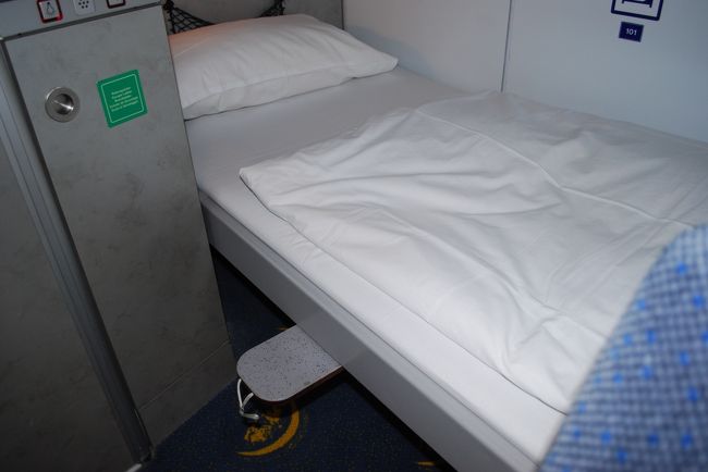 二段ベッドの上に簡単に登れるように、引き出し式で足の踏み場所が用意されています。