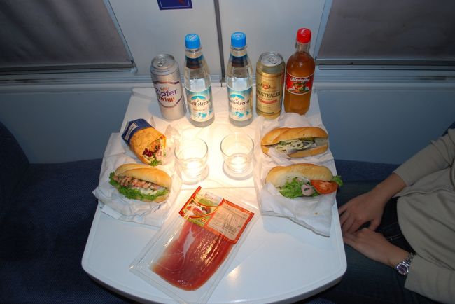 安旅なので、食堂車はおあずけ！<br />ウィーン市内で買ってきた、NORTSEEのサンドイッチと生ハム、ビアーです。<br />最高ですね。