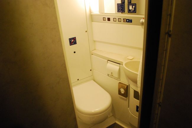 スペースとしては狭いですね。でも電車と考えると十分OKです！