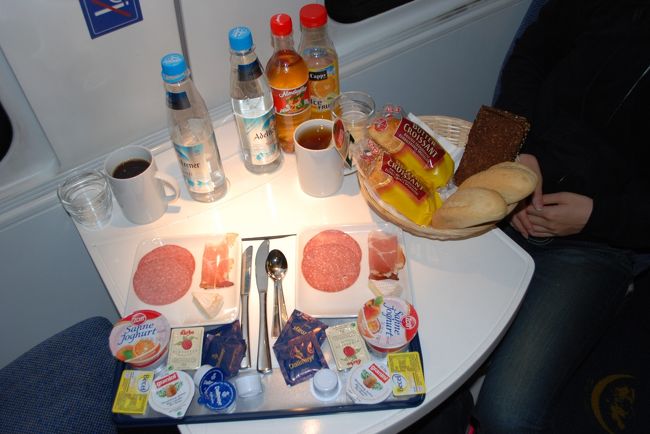 パスポートは乗車してすぐにバトラーに預けます。夜、国境を越えるときパスポートコントロールで起こされることも無く、わずらわしいことは代行してくれるのです。<br /><br />朝到着の1時間前くらいに、お部屋にバトラーが起こしに来てくれます。パスポートもこのとき返却してもらって、「コーヒーがいい？紅茶がいい？」と聞いてくれます。<br /><br />しばらくしたら、ご覧のようなスタンダートな朝食をお部屋まで持ってきてくれます。<br />ハム、生ハム、チーズ、ジャム、バター、ヨーグルトなど十分です。黒パンは少し口に合わなかったかな。