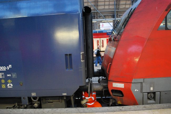 おっさんが機関車と列車の間にもぐりこみました。<br />もしや切り離しでしょうか！？