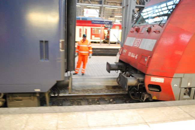 よいしょっ、よいしょっ！<br />がっしーーん。<br />切り離し成功です。