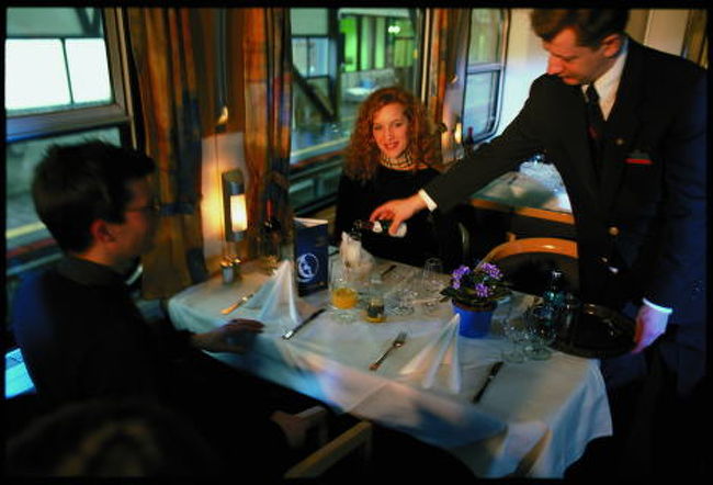 ちなみに今回は、バーも食堂車もいけませんでしたが、こんな感じです。<br /><br />★今回のCNL情報収集★<br />■白川純さんの「ヨーロッパ鉄道旅行計画専門」<br />http://home.att.ne.jp/sky/railplan/<br />■CITY NIGHT LINE<br />http://www.citynightline.ch/nachtzugreise/view/schweiz/index.shtml<br />■WIKI<br />http://ja.wikipedia.org/wiki/%E3%82%B7%E3%83%86%E3%82%A3%E3%83%8A%E3%82%A4%E3%83%88%E3%83%A9%E3%82%A4%E3%83%B3<br />■4TRAVELER<br />ジェロニモさんの搭乗記<br />http://4travel.jp/traveler/geronimo/album/10148531/