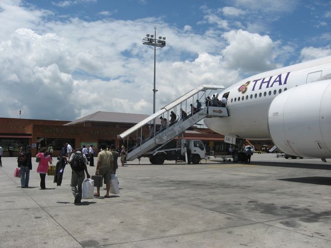 タイ国際航空でネパールに到着です。向こうに見える茶色い建物が空港ターミナル。思っていたよりも小降りのターミナルでした。