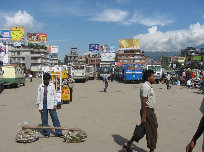 これが市内にあるバスターミナルです。ものすごくたくさんのバスがひしめき合っており、活気があります。