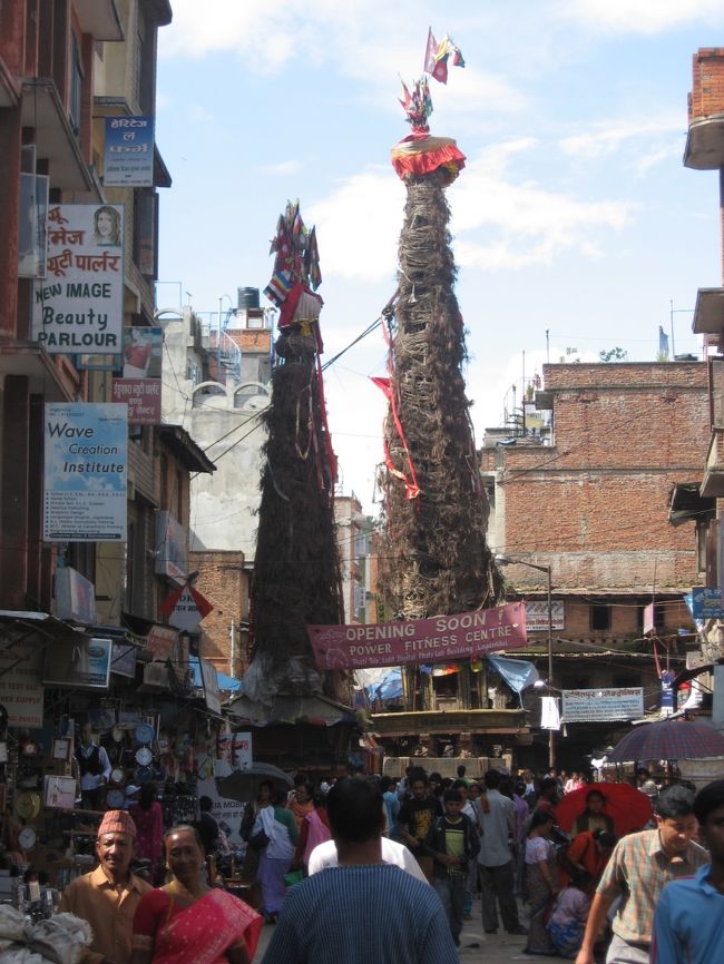 これは、雨乞いをするためのものだそうです。毎年雨期が近くなると、ここに僧侶が乗って雨乞いをするそうです。非常に大きなもので、下には車輪がついていて移動できるようになっています。これを動かすのはさぞかし大変だろうと思いました。