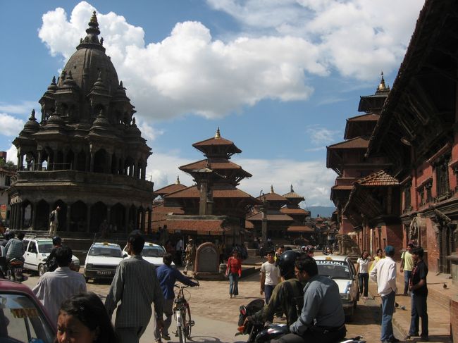 まずは友人が住んでいるところから近い観光地と言うことで、パタン王宮に行きました。ここは世界遺産に登録されているのですが、移籍のすぐ隣（というよりも、敷地内）でもタクシーや車がばんばん走っており、全然趣がありません。貴重な世界遺産、もう少し交通規制などをして整備すれば、もっといいのにと少し残念になりました。