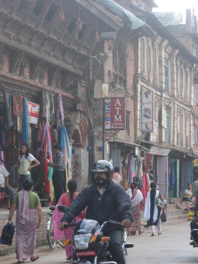 パタヤ王宮のすぐ隣の通りです。ネパールは非常に停電が多い国なのですが、ATMがあったので思わず写真を撮ってしまいました。停電をしても、ジェネレーターなどで変わらず稼働することができるのでしょうか？