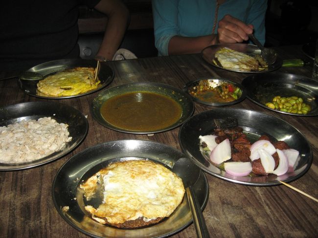 初日の夕ご飯です。地元の食堂に行き、庶民的な料理を食べました。感想は、非常においしい！！これだけでなく、全般的にネパールの食事は私の口に合い、非常に食事を楽しめました。食べることが大好きな私としては、これは非常にうれしいことです。やはり、アジアは食がおいしいので旅行のしがいがあります。