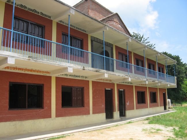 教育局を訪問した後は、ゴダワリと言うところにある小・中学校を訪問しました。これは、日本のロータリークラブの支援によって校舎が建てられた学校でしたので、少し立派な校舎を持っていました。