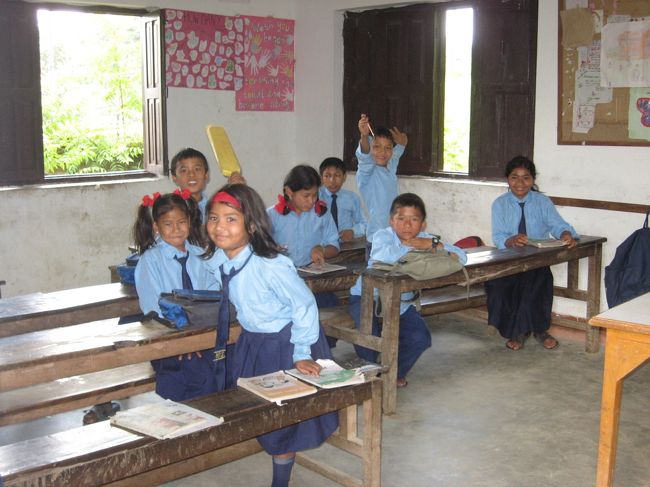 教室をのぞくと休憩中。子どもたちにカメラを向けるとみんな興味津々。いろんなポーズをとってくれました。