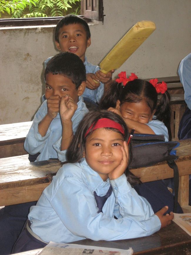 とるポーズもなかなか様になっています。このクラスは、確か小学２年生のクラスだったと思います。