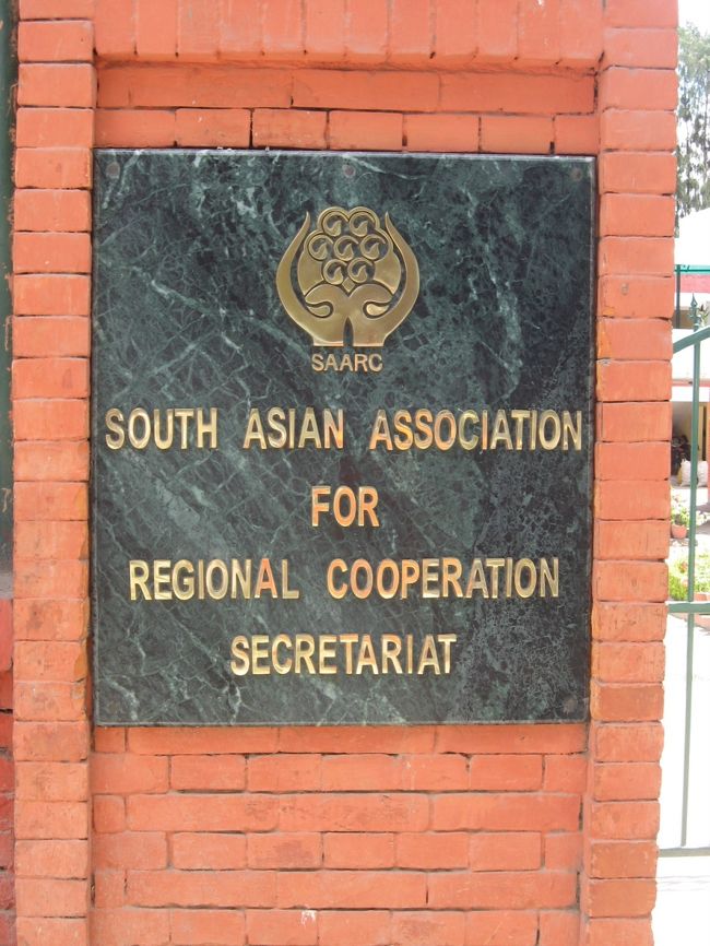 町中を歩いていると、偶然見かけた「南アジア連合事務所」の看板。東南アジア諸国連合（ASEAN)の存在は知っていましたが、南アジアにも諸国連合があると言うことを、初めて知りました。