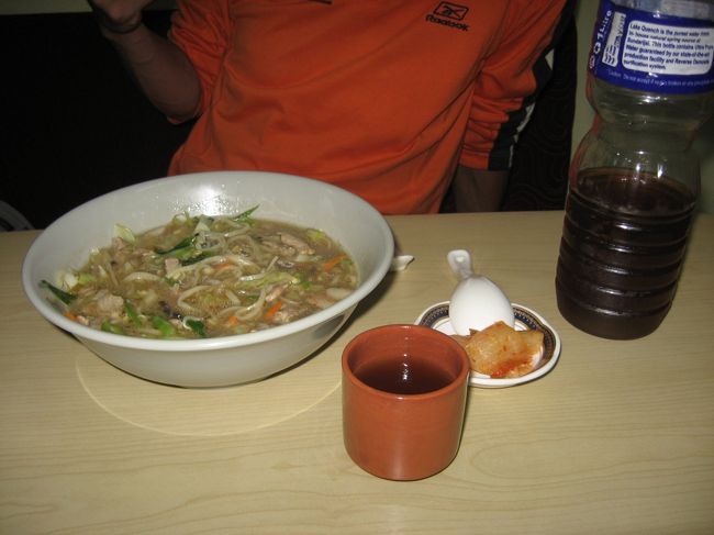 ネパールで食べたラーメンです。味の方は、、、、まぁ、こんなものでしょう。友人曰く、「海外でラーメンが食べられるだけまし」だそうです。ごもっとも。海外で生活をしていると、なぜだから急に、無性にラーメンが食べたくなることがあります。