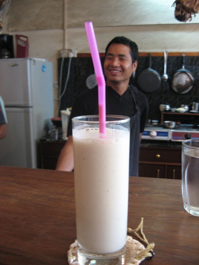 ここは、ネパール在住の日本人がよく行く、日本人が経営しているカフェだそうです。バナナミルクシェーキを頼んでみました。店員さんは、なかなか笑顔がすてきでした。