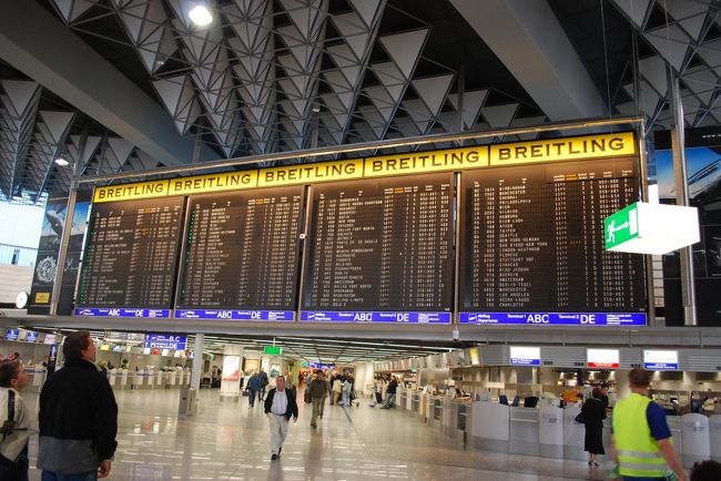 フランクフルト空港は、3度目ですがやはり大きいです！<br /><br />電光掲示板には到着の便数が膨大に記されています。<br />特に最近は、1つのOPERATING FLIGHTに対して、5個も6個もMARKETING FLIGHTが付くというコードシェアが多いので、特に多く見えるのかもしれません。<br />同じ時刻に発着するのは、コードシェアが多いですね。<br /><br />夜出発の便のチェックインはやはり、夕方からでした。<br />そう、僕たち予約が無いので、空席をめがけて早めに行く必要があるのですね。