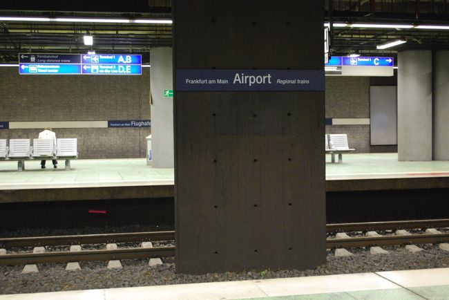 でも夕方までチェックインカウンターがOPENしないので、フランクフルト観光することにしました。<br />荷物は空港内の手荷物預かり所に預けました。<br /><br />またフランクフルト市内へ。