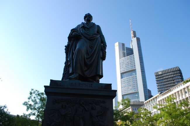 ゲーテ広場のゲーテさんです。