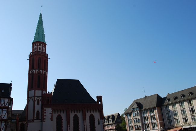 フランクフルトの青空に舞う、赤い風船。